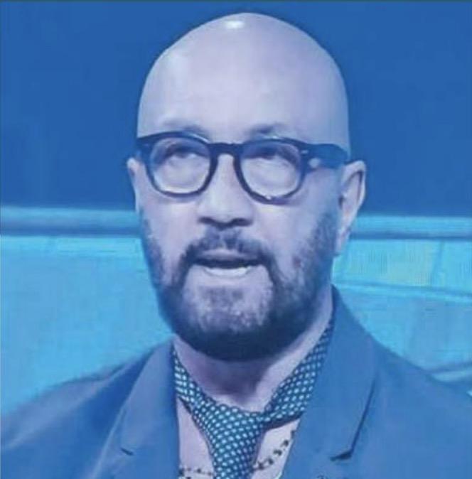 L'ex Inter e Cagliari sorprende in tv: look insolito durante la Champions. Libero: "La moda di Zenga"