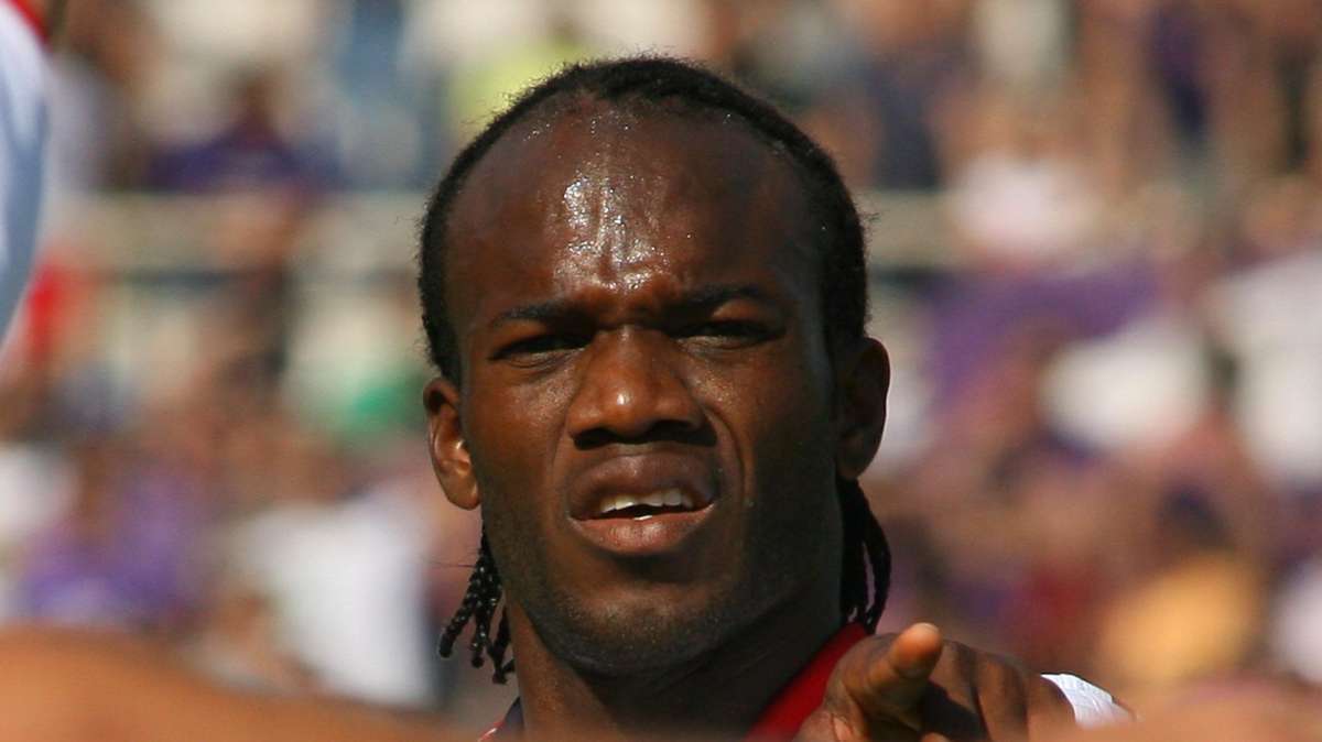 Suazo subito in gol col Genoa