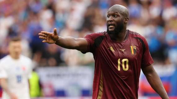 Napoli, decine tifosi accolgono Lukaku in clinica Roma per visite