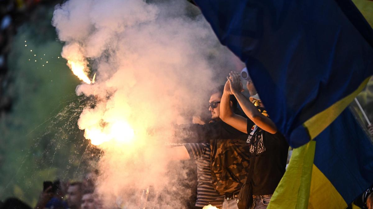 Surreale in Romania: l'ambulanza entra in campo per un grave infortunio, ma si blocca