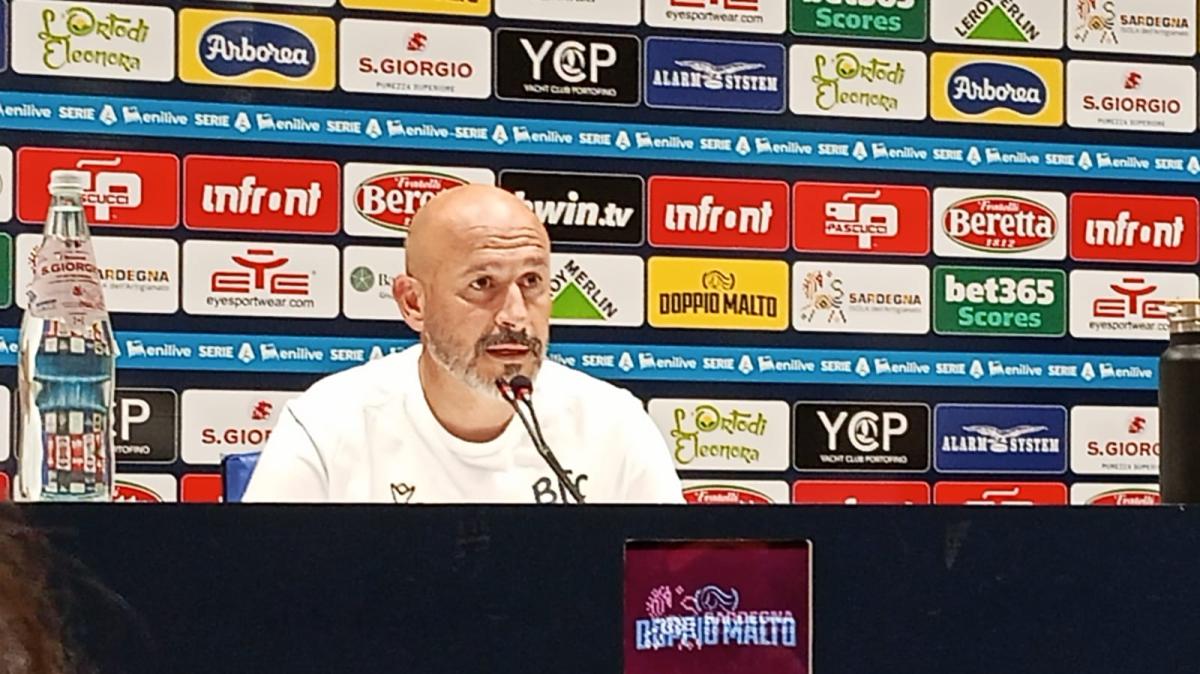 Sala Stampa - Italiano: "Ogni volta che devo preparare le partite a Cagliari perdo tre anni di vita"