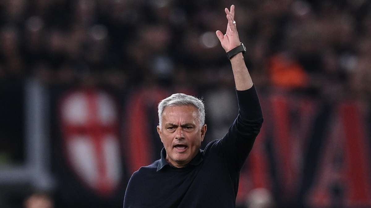 Roma, Mourinho porta la squadra sotto il settore ospiti dopo la disfatta