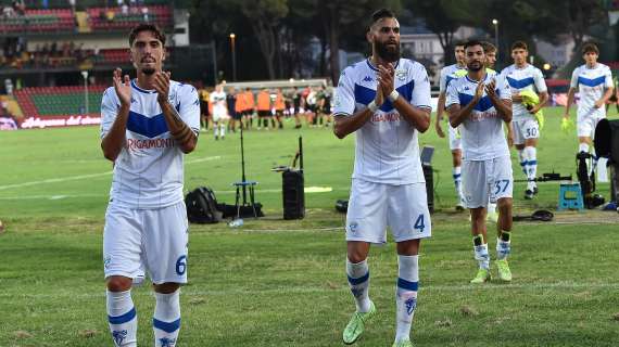 Brescia, continuano gli scontri all'esterno dello stadio. Polizia in assetto antisommossa