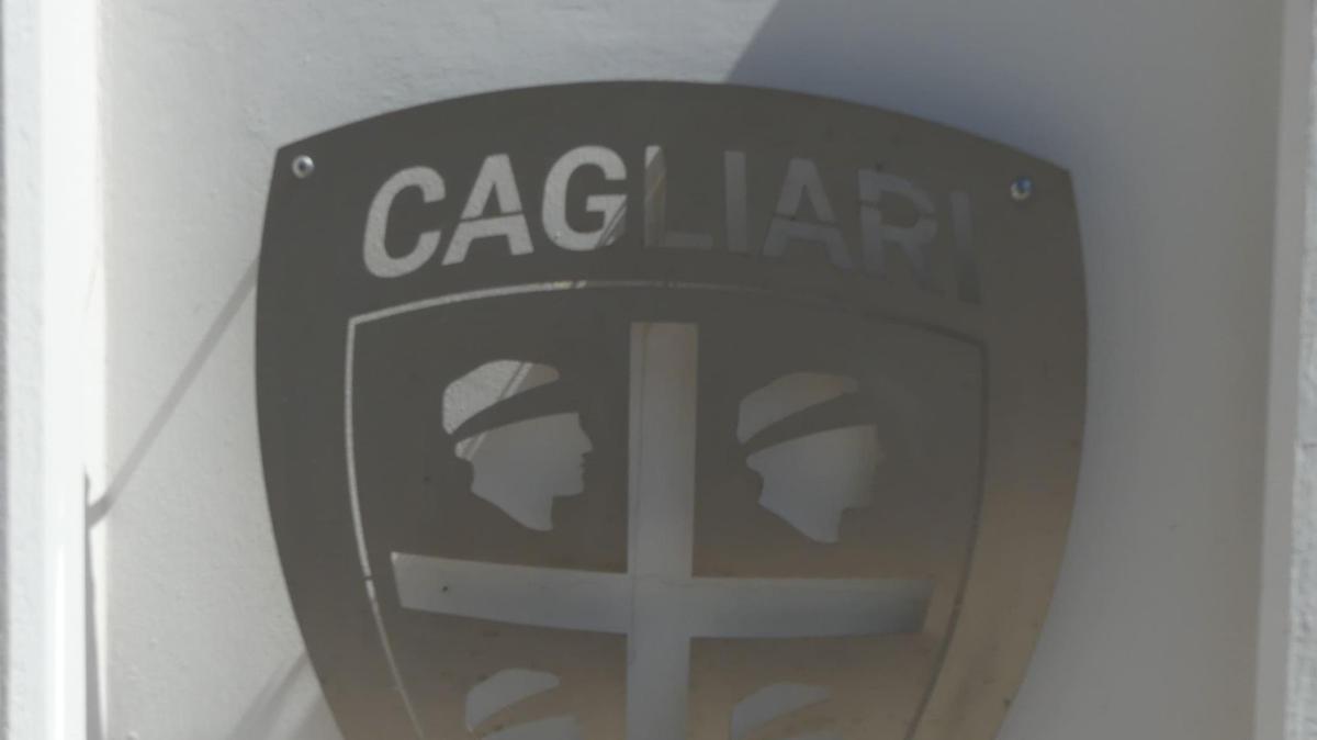 Claudia Aru porta la Sardegna fino al campo base dell’Everest con la felpa del Cagliari