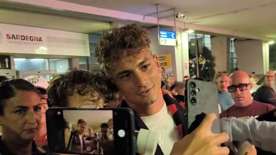 Cagliari, Sebastiano Esposito è atterrato all'aeroporto di Elmas: "Ero convinto fin da subito di venire a Cagliari. Caprile e Folorunsho? Li ho sentiti quasi ogni giorno. Spero di poter giocare in Coppa Italia"