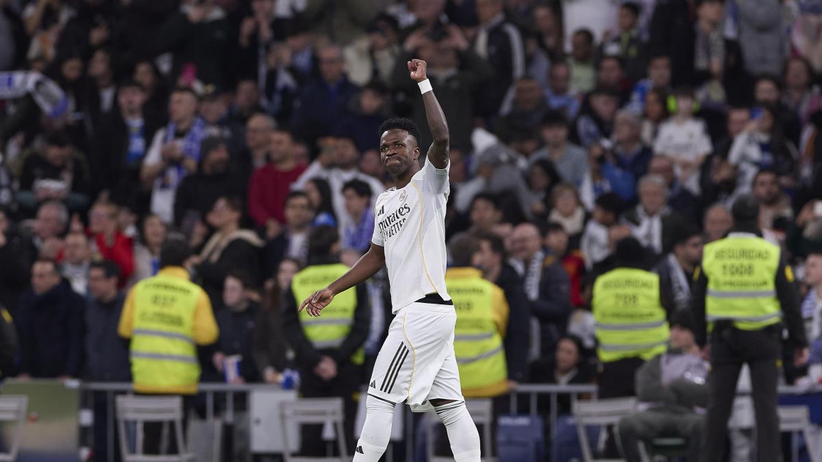 Real Madrid, tifosi solidali con Vinicius: "No al razzismo!"