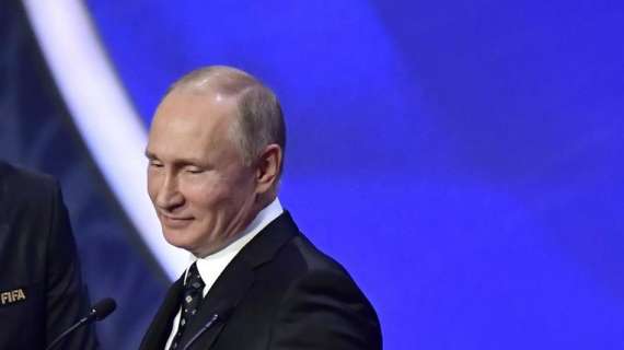 Coreografia shock dei tifosi del Legia Varsavia: Putin con il cappio al collo (VIDEO)