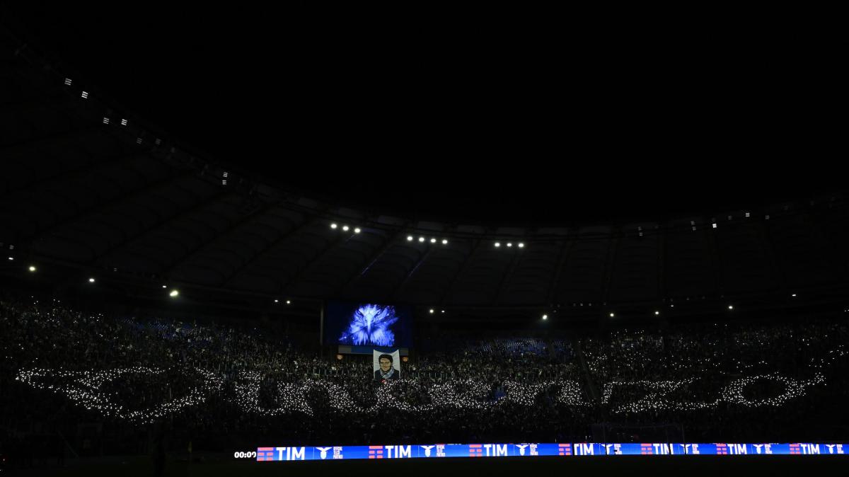 Lazio, l’abbraccio della Curva a Paparelli, il figlio Gabriele: “Grazie a tutti”