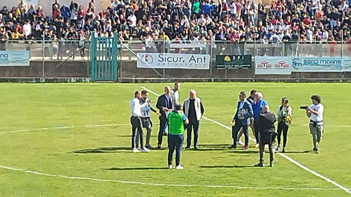 L'omaggio della Villacidrese Calcio al Club rossoblù (FOTO)
