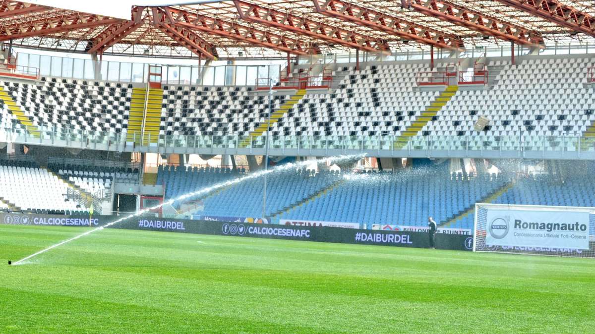 Serie C, pessimo episodio a Cesena: il padre di Shpendi entra in campo e colpisce il portiere dell'Olbia