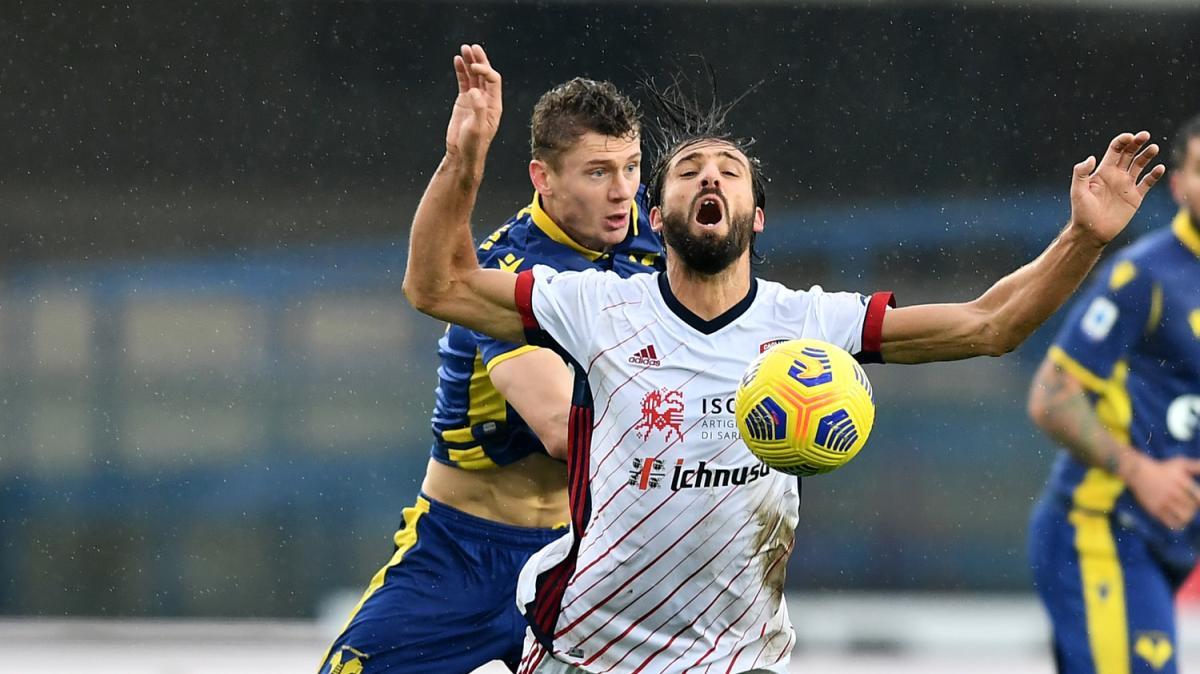 Cagliari-Verona, l’Hellas scalda i motori sui social: carosello fotografico del passato (FOTO)