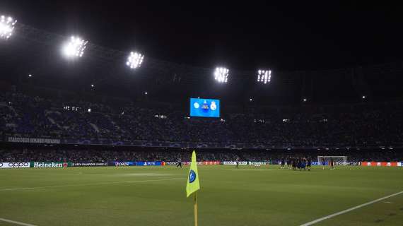 Napoli, scena surreale: due ragazzi in motorino attraversano lo stadio Maradona