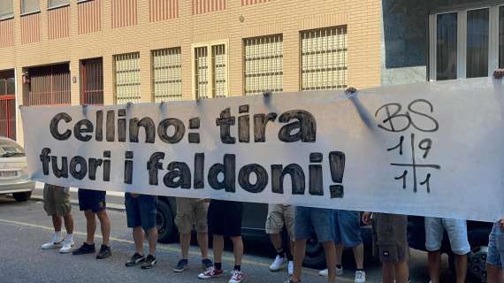 TMW - Protesta dei tifosi del Brescia sotto la Lega B: "Cellino, tira fuori i faldoni!"
