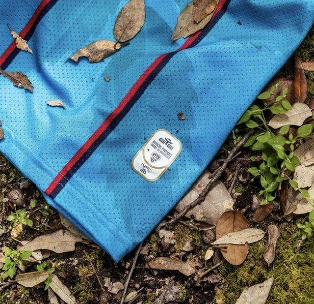 Da Deiola a Folorunsho, passando per Kilicsoy: Cagliari, la terza maglia porta solo Eurogol. Forse non è così brutta…