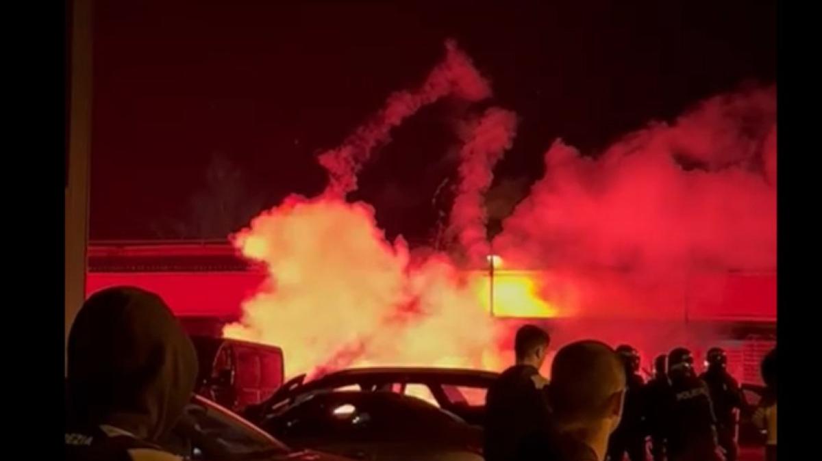 Spezia contestato dagli ultras, fumogeni lanciati dentro il centro sportivo