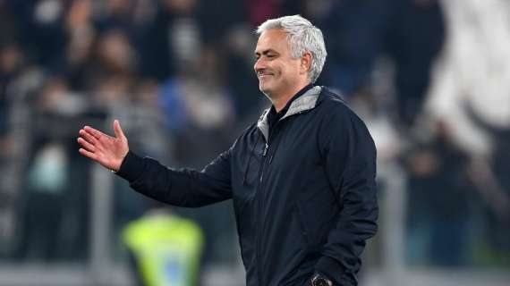 Su Instagram impazzano le foto di Mourinho mentre mangia per strada e guarda la partita!