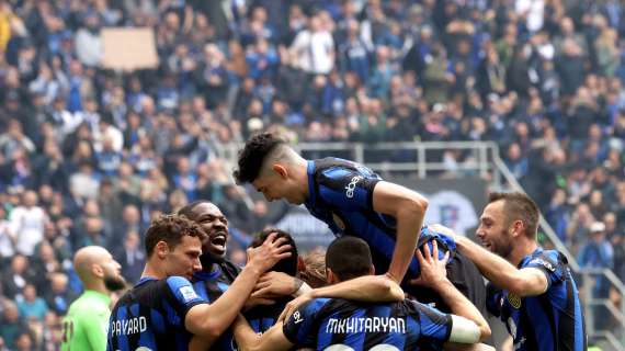 Festa Inter: squadra in campo con striscione 'campioni d'Italia'