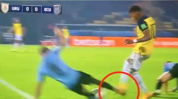 Polemiche in Ecuador dopo il ko con l'Uruguay: "Nandez andava espulso!"