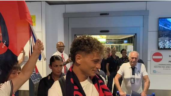 L'arrivo di Esposito a Cagliari: il calore dei tifosi  (VIDEO)