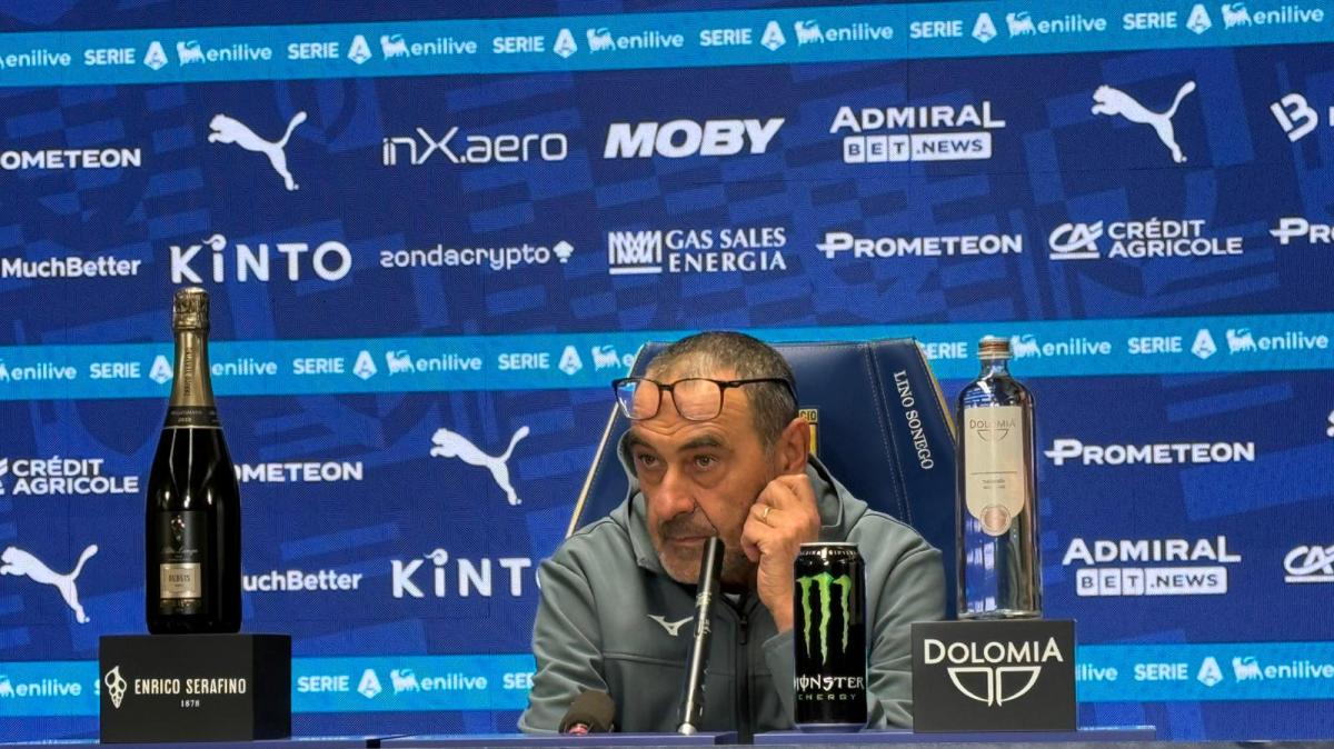 Lazio, Sarri ed il siparietto con un giornalista: "Non prendo posizione contro gli arbitri. Pendila tu"