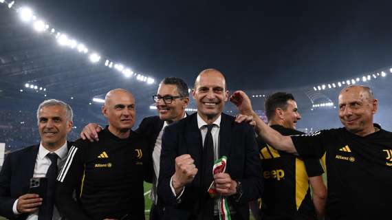 Milan, Allegri lascia la sede rossonera con il contratto (FOTO)
