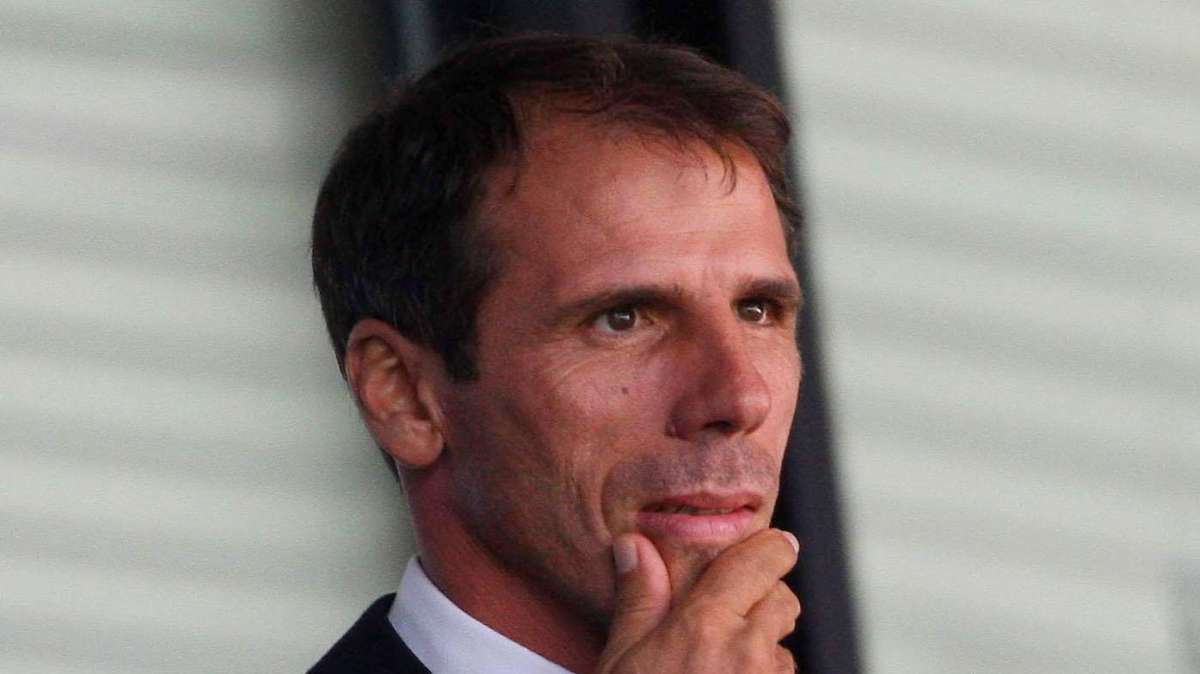 19 anni fa Zola segna di testa contro la Juventus e fa esplodere di gioia lo stadio Sant’Elia