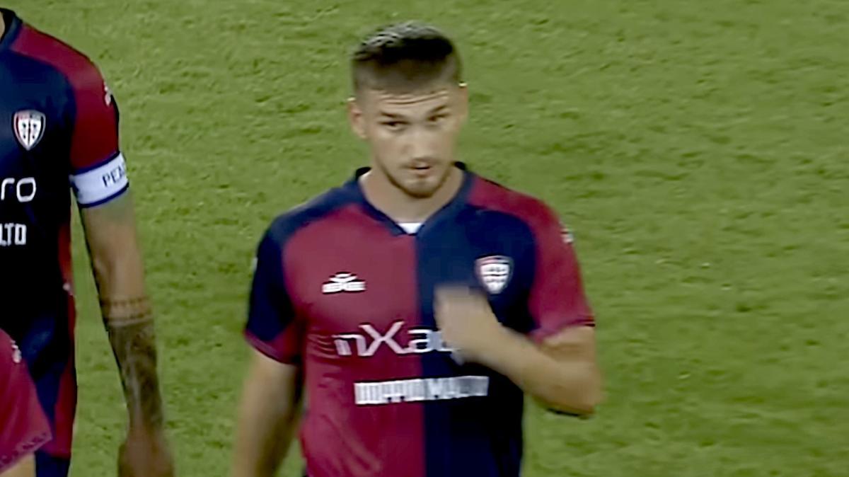 Cagliari, la perla di Kilicsoy fa il giro del mondo. L'attaccante gradisce e reposta sui social