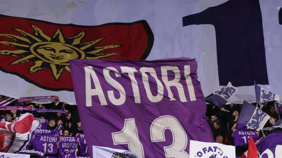 Fiorentina-Roma, i tifosi viola e giallorossi omaggiano Davide Astori con cori e striscioni
