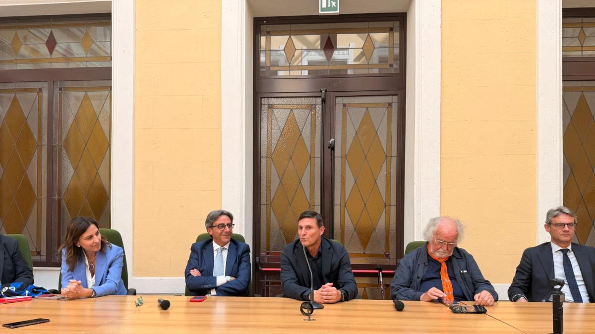 A Reggio l'ottava edizione del Premio Sportivo Oreste Granillo, premiato Javier Zanetti: «La Calabria sta crescendo grazie alla cultura del lavoro»