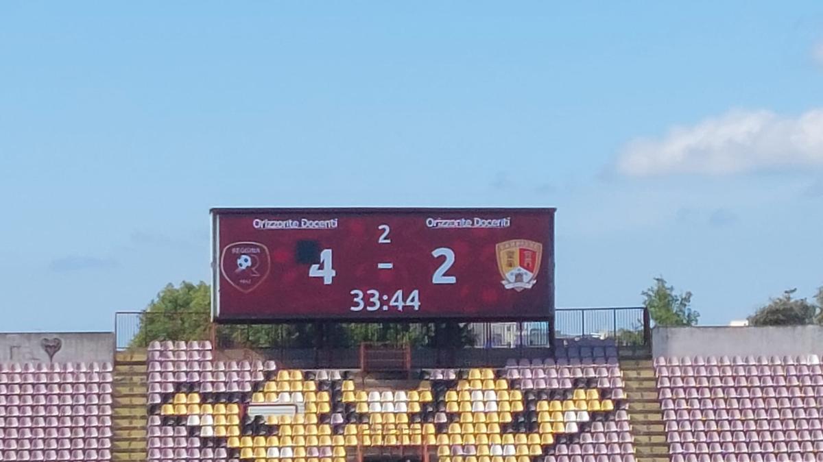 Reggina, un 4-2 che non cambia nulla: terzo posto, contestazione e un futuro da rifondare