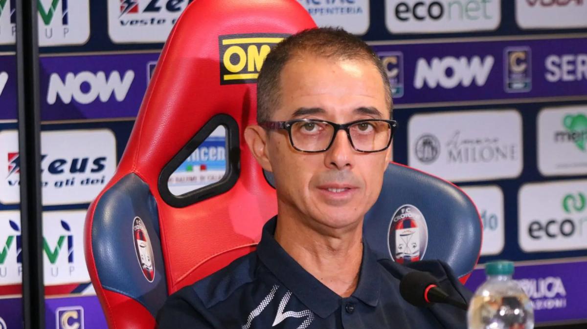 Crotone, Longo suona la carica dopo la sconfitta: “Serve solidità per risalire”