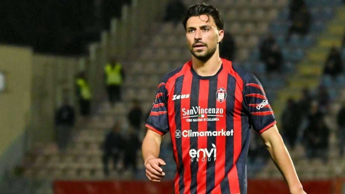 Crotone-Cerignola 3-1, il “dottore” Musso guida la rimonta e infiamma lo Scida