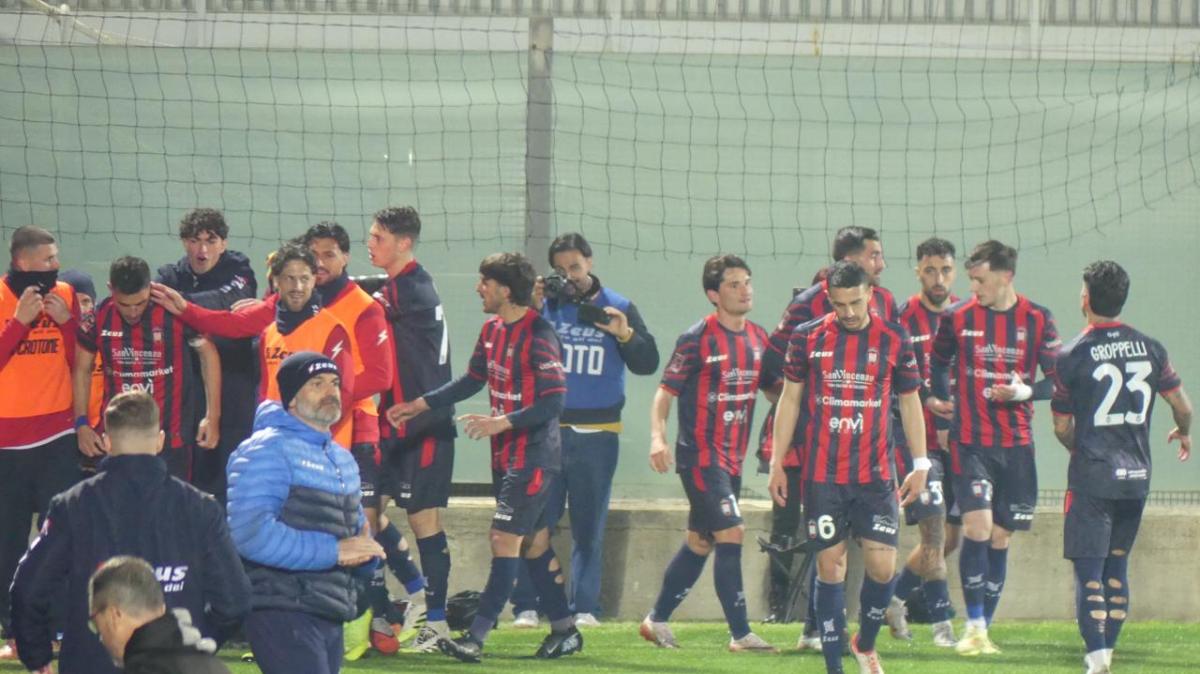 Gomez trascina il Crotone: doppietta alla Cavese e rossoblù in corsa playoff