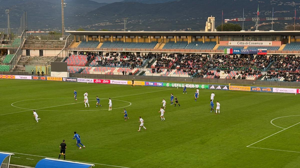 Il pubblico calabrese trascina l'Italia U19, il ct Bollini: "Questo tifo ci rende più forti"