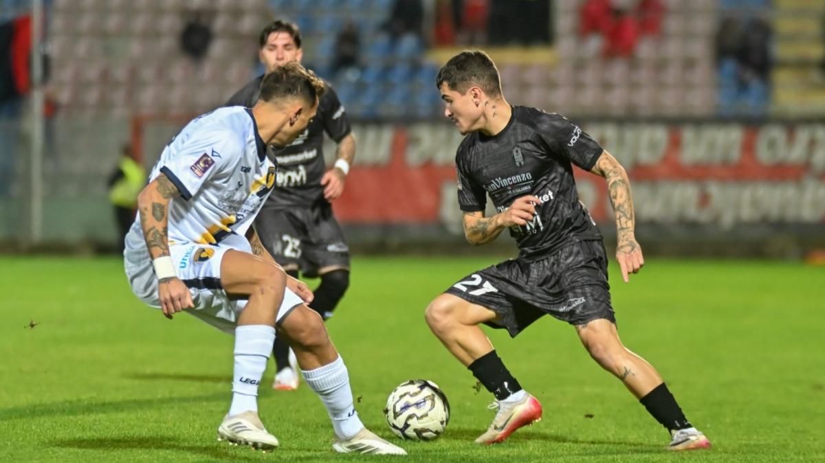 Crotone a Casarano tra emergenza e rotazioni, Longo studia le mosse