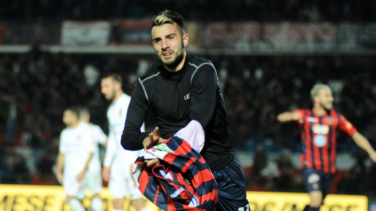 Cosenza da impazzire, rimonta e vince contro il Benevento: vetta a due punti