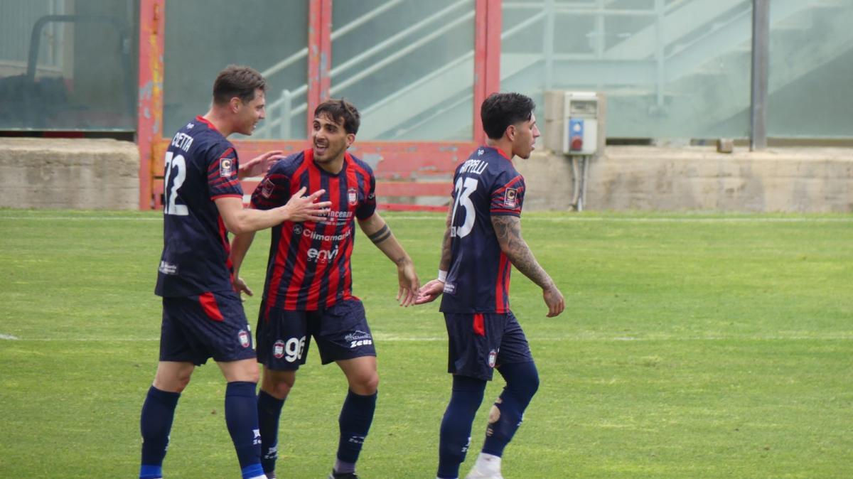 Crotone rimonta il Cerignola e blinda il sesto posto: finisce 3-1