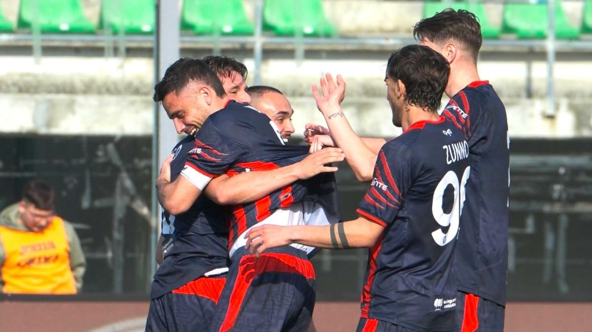 Crotone, Longo chiama 25 uomini per il dentro o fuori playoff allo Scida