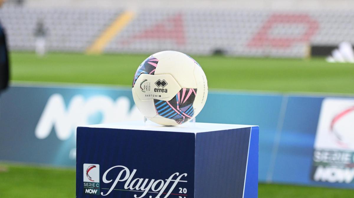 Cosenza e Crotone, la Calabria che non si arrende : un play off che va oltre il campo