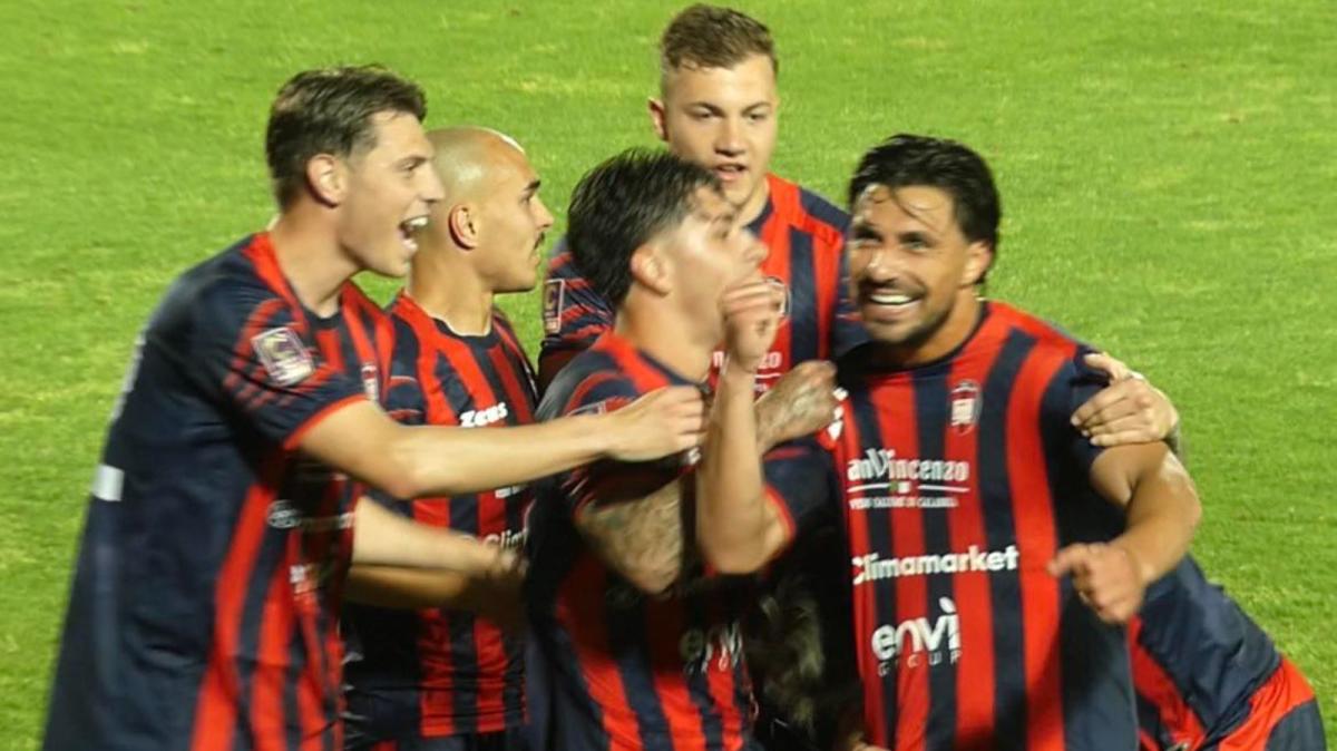 Colpo Crotone allo Scida: 2-0 al Catania secondo in classifica