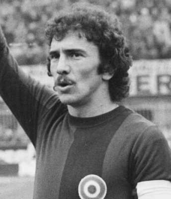 Addio a Beppe Savoldi, leggendario bomber del calcio italiano: la nostra vicinanza al figlio Gianluca 
