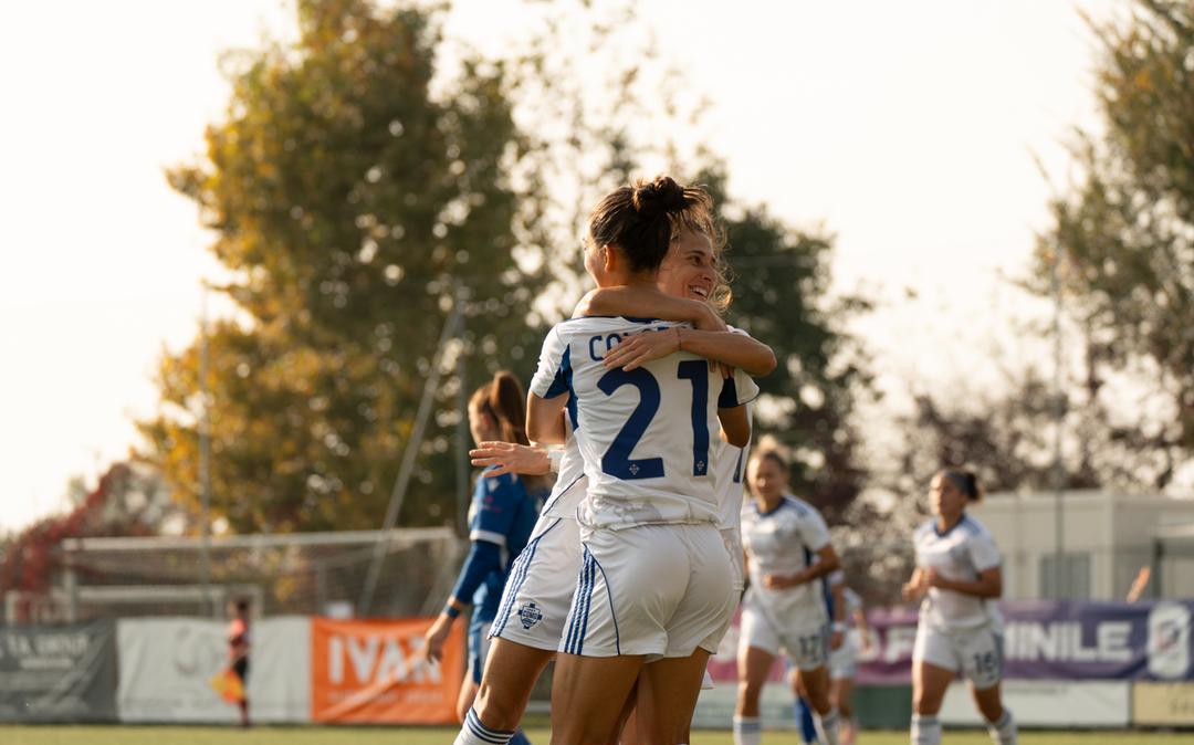 Il Como 1907 batte il Brescia ed è solo in vetta, Cesena secondo a -1, Bologna beffato nel finale