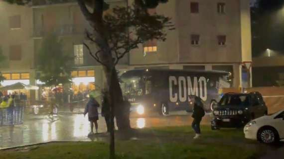 FOTONOTIZIA - Il pullman del Como è arrivato al Gewiss Stadium: diluvia a Bergamo