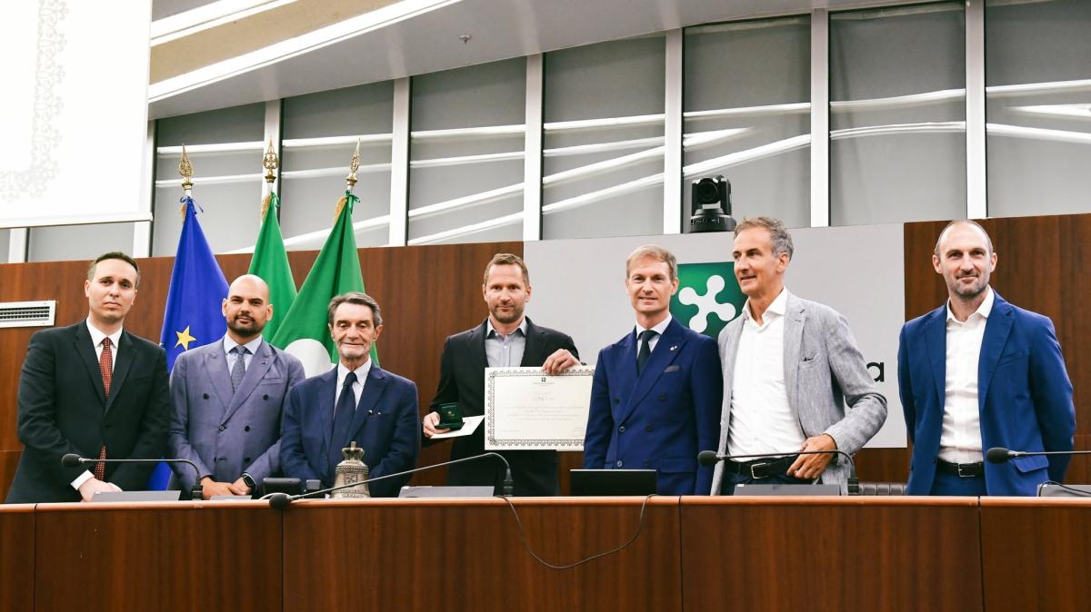 Riconoscimento regionale per il Como. Da Fontana premiato Ludi