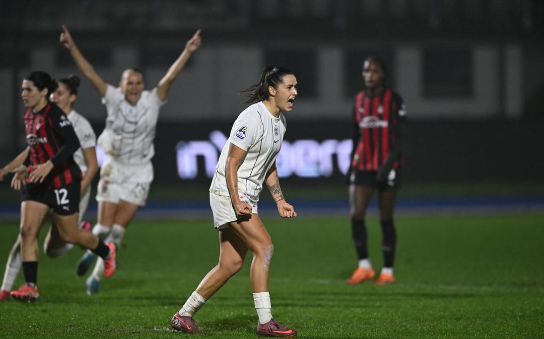 Il Como sogna: 1-0 al Milan e primato. Storico hurrà della Ternana, domenica Roma-Lazio