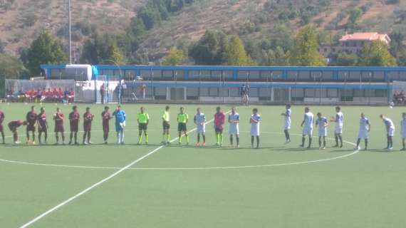 Le due squadre a centrocampo
