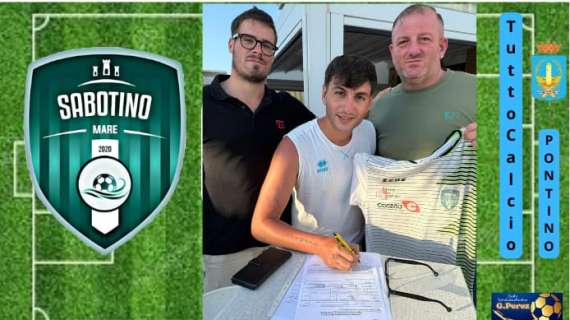 Matteo Mariniello alla firma  