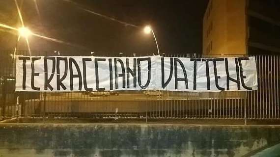 Esonero Scudieri, non poteva mancare la reazione dei tifosi. Spunta un terzo nome dopo i due tecnici di Latina, c'è un ex Taranto, e Brindisi. 