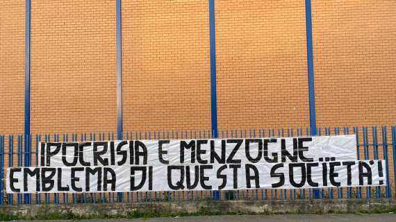 Latina Calcio: Non si placa l'ira dei tifosi. Sono apparsi altri striscioni, uno sotto il Palazzo Comunale    