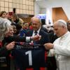 Una maglia del Taranto consegnata a Papa Leone XIV